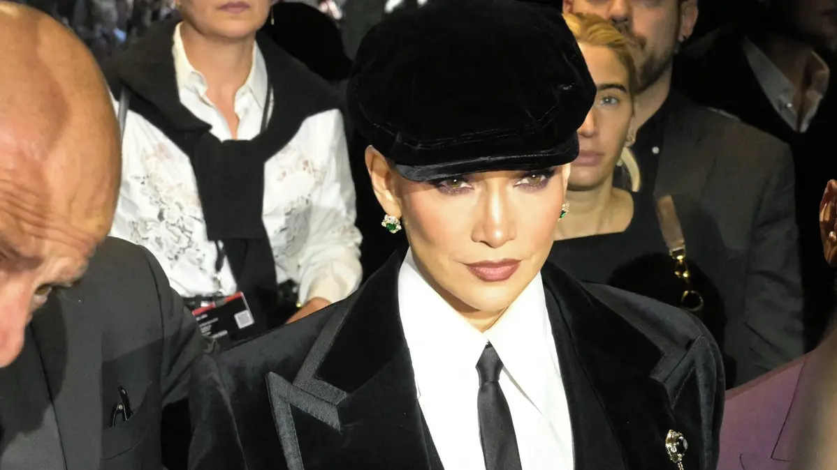 JLo v Miláně nahodila styl, který nikdo nečekal: Vypadala jako mafiánka ze známého seriálu. Poznáte, z jakého?