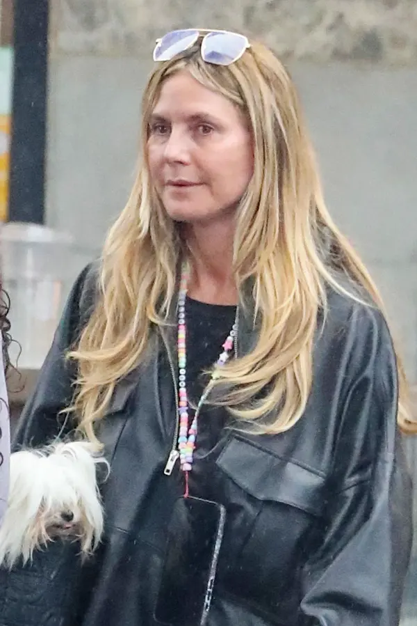Na ulici byste ji přehlédli: Heidi Klum vyrazila na nákupy bez make-upu. Takové fotky se jí líbit nebudou, smáli se lidé - fotka 1/1