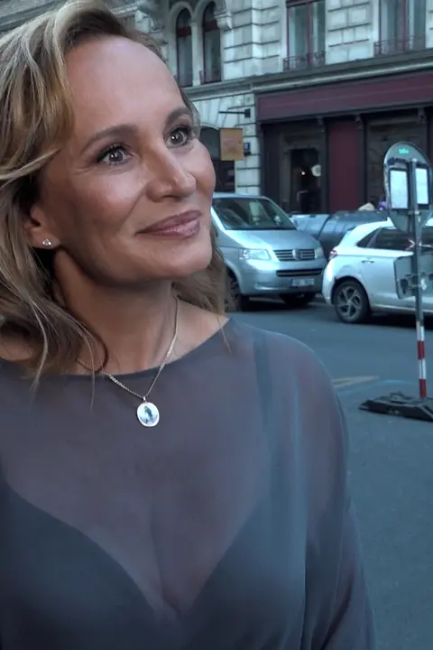 Sexy jako dlouho ne! Monika Absolonová se ukázala ve zcela průhledné halence a vystavila vnady v černé podprsence