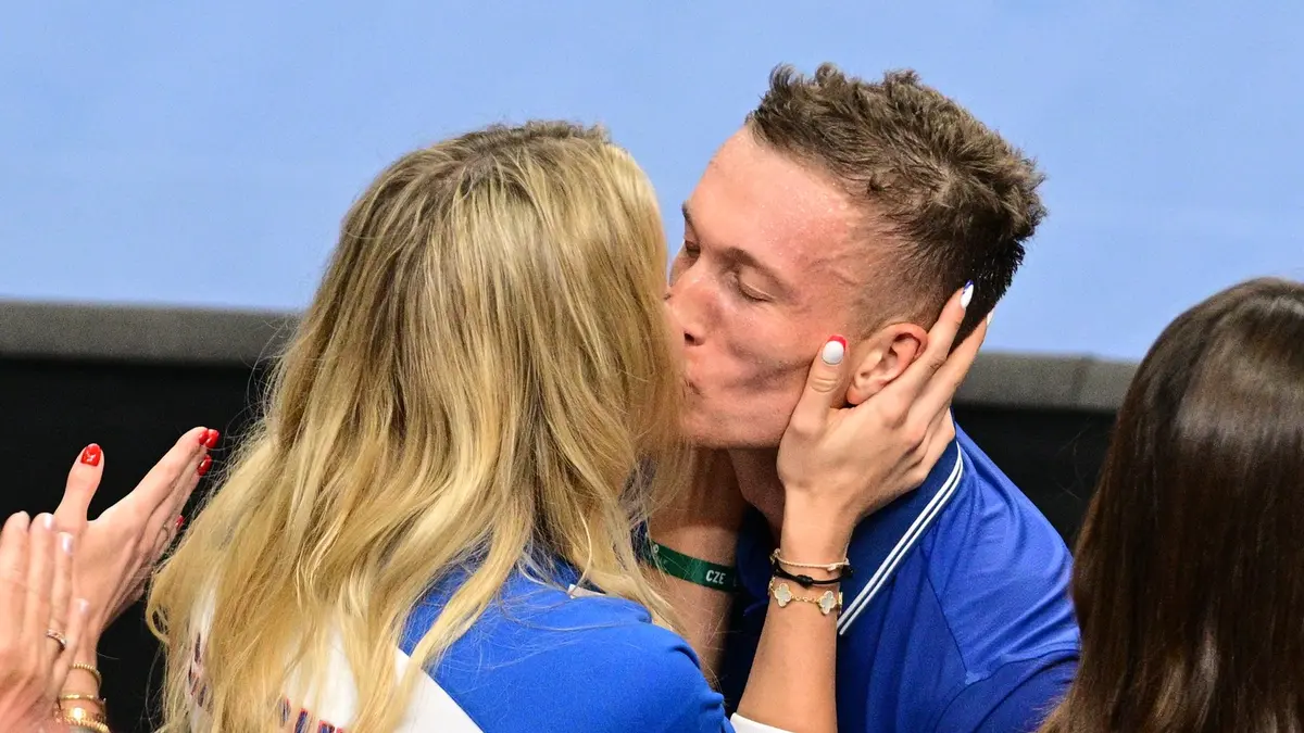 Můj kluk je fakt hustej! Dcera Kateřiny Neumannové fandila příteli v Davis Cupu jako o život. A pak? Vášnivý polibek