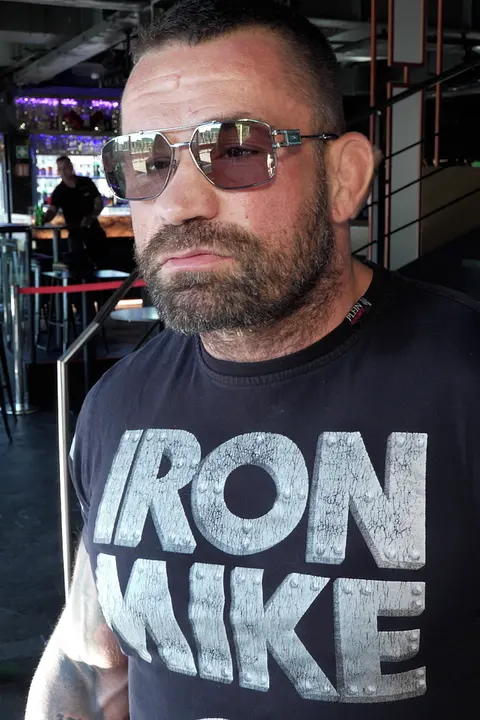 Vémola jde znovu do klece! Jestli zdrátovaná čelist nebude držet, půjde ji reklamovat. Karlos musel shodit 21 kilo