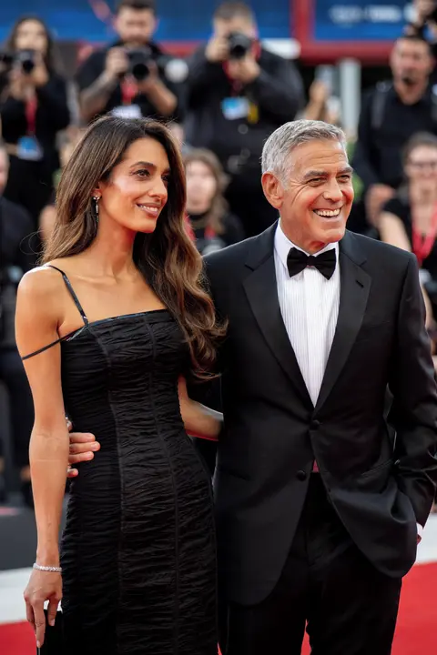 Tihle dva nikdy nezklamou! Amal a George Clooney přijeli rozzářit festival. Benátky pro ně mají zvláštní význam