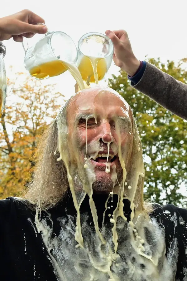 Starý Brůna ze Studny se vrátil: Senátor Papoušek jako by legendární postavě z oka vypadl. A ještě po sobě leje pivo - fotka 1/1