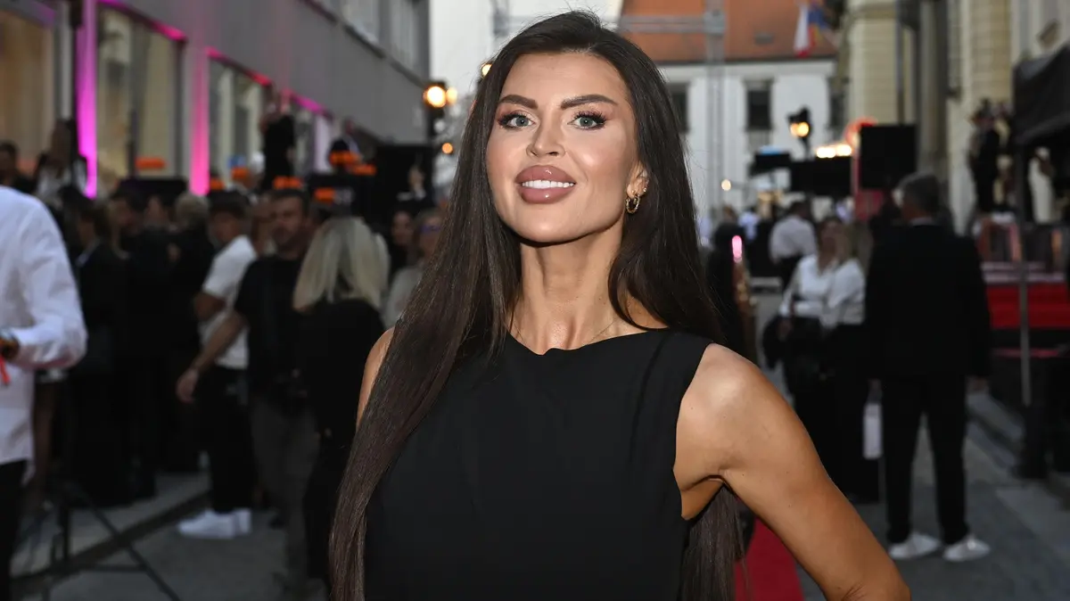 Karlos má novou blondýnku, matka jeho tří dětí kvete jako brunetka: Lela udává trendy, novou image si nemůže vynachválit