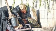 Je špinavá, zanedbaná a jídlo hledá mezi odpadky: Situace dříve populární modelky vhání slzy do očí