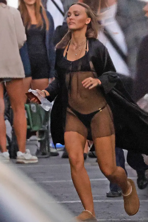 Deppova dcera opět v celé své kráse: Lily-Rose zachytili při natáčení Playmates - fotka 1/1