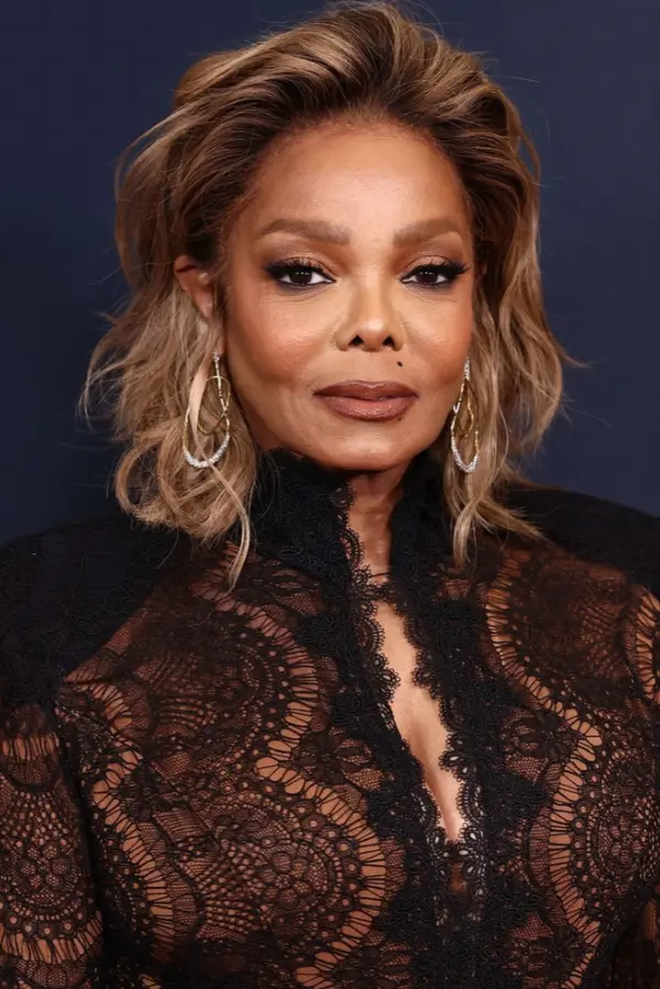 Krajkové šaty s hlubokým výstřihem jí vynesly ovace. Janet Jackson (60) podle fanoušků obrátila tok času - fotka 1/1