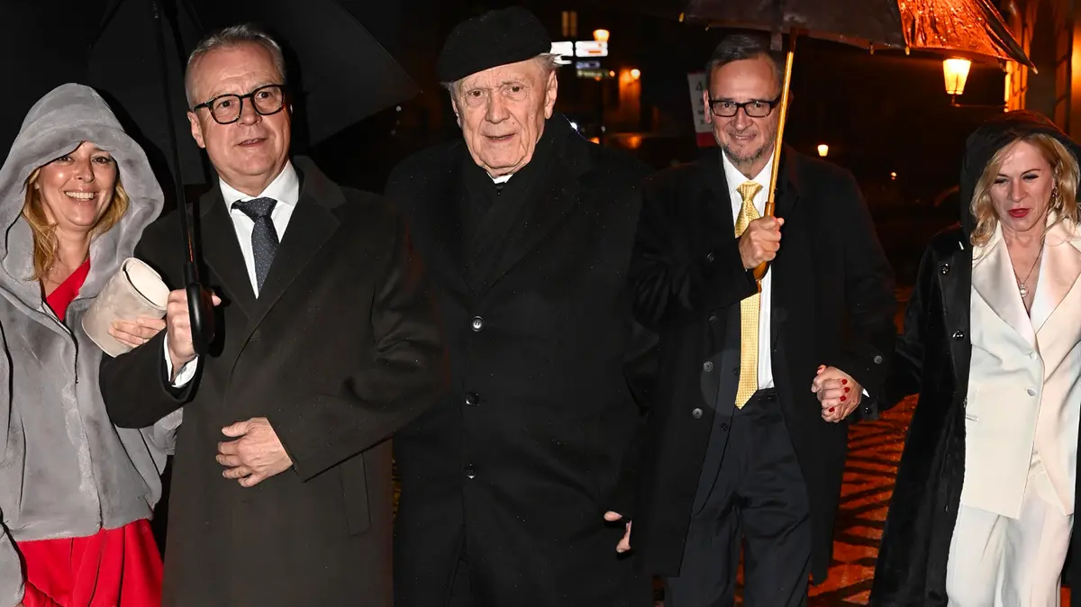 Image accompanying Šok na Hradě! Petr Nečas dorazil ruku v ruce s exmanželkou Janou. Světlana Witowská se schovávala v myším kožíšku, from Super.cz