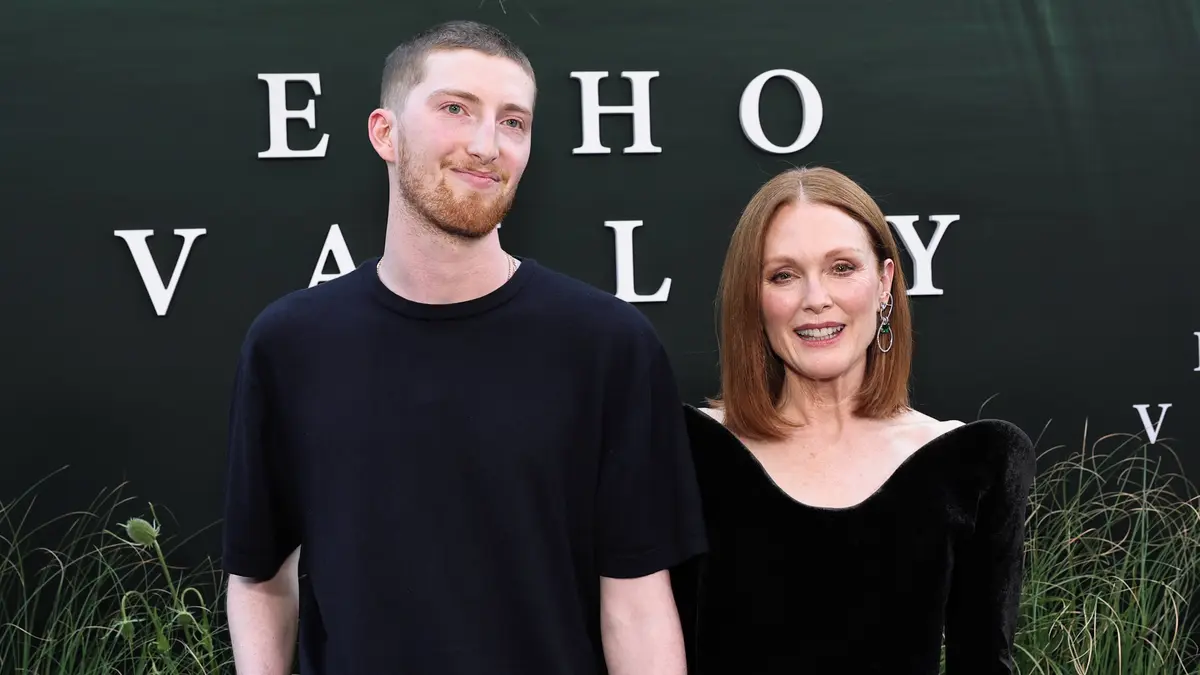 Oscara už má, teď i snachu! Julianne Moore oženila syna. Nadšení novomanželé svatební uličkou protančili
