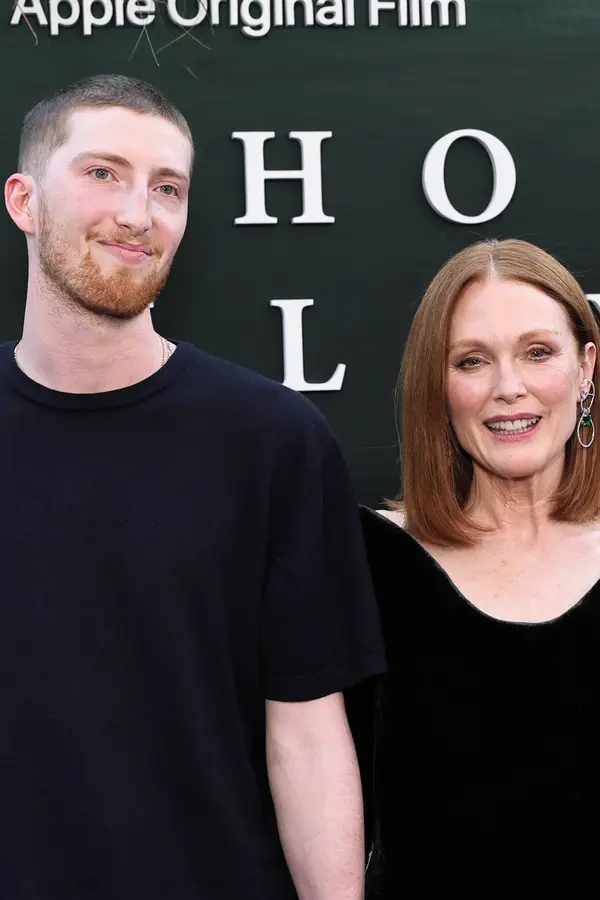 Oscara už má, teď i snachu! Julianne Moore oženila syna. Nadšení novomanželé svatební uličkou protančili - fotka 1/1