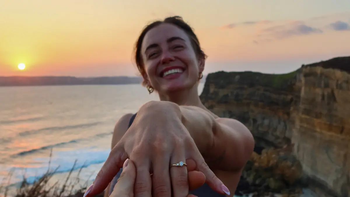 Romantika jako hrom: Sexy vzpěračka a známá influencerka se zasnoubila. Pochlubila se prstýnkem