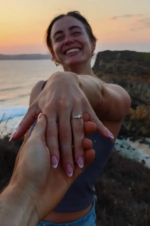 Romantika jako hrom: Sexy vzpěračka a známá influencerka se zasnoubila. Pochlubila se prstýnkem - fotka 1/1