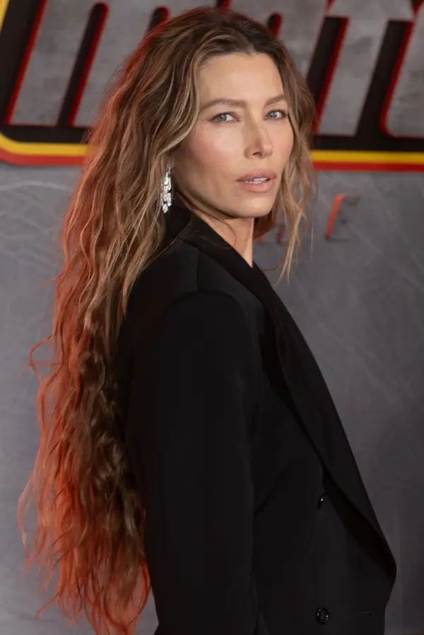 Průsvitná sukně a nové vlasy: Ještě nedávno nosila mikádo, teď se Jessica Biel pochlubila pořádnou hřívou! - fotka 1/1