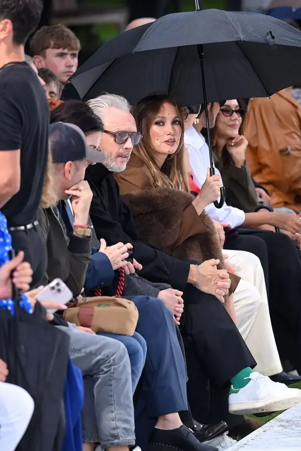 Před podzimním počasím neunikne ani Jennifer Lopez. Na přehlídce musela složit deštník a moknout. Nechtělo se jí - fotka 1/1