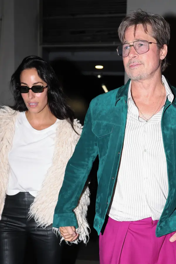 Můj bože, moje oči, úpí fanoušci: Brad Pitt si vyšel na rande v hodně neobvyklém outfitu. Partnerku držel jako poklad - fotka 1/1