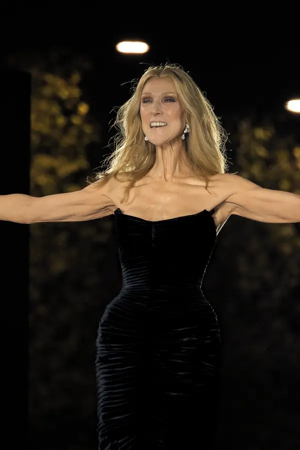 Strach o Céline Dion: Skákala po jedné noze a skončila na zemi. Pád zpěvačky sledovali fanoušci se zatajeným dechem - fotka 1/1