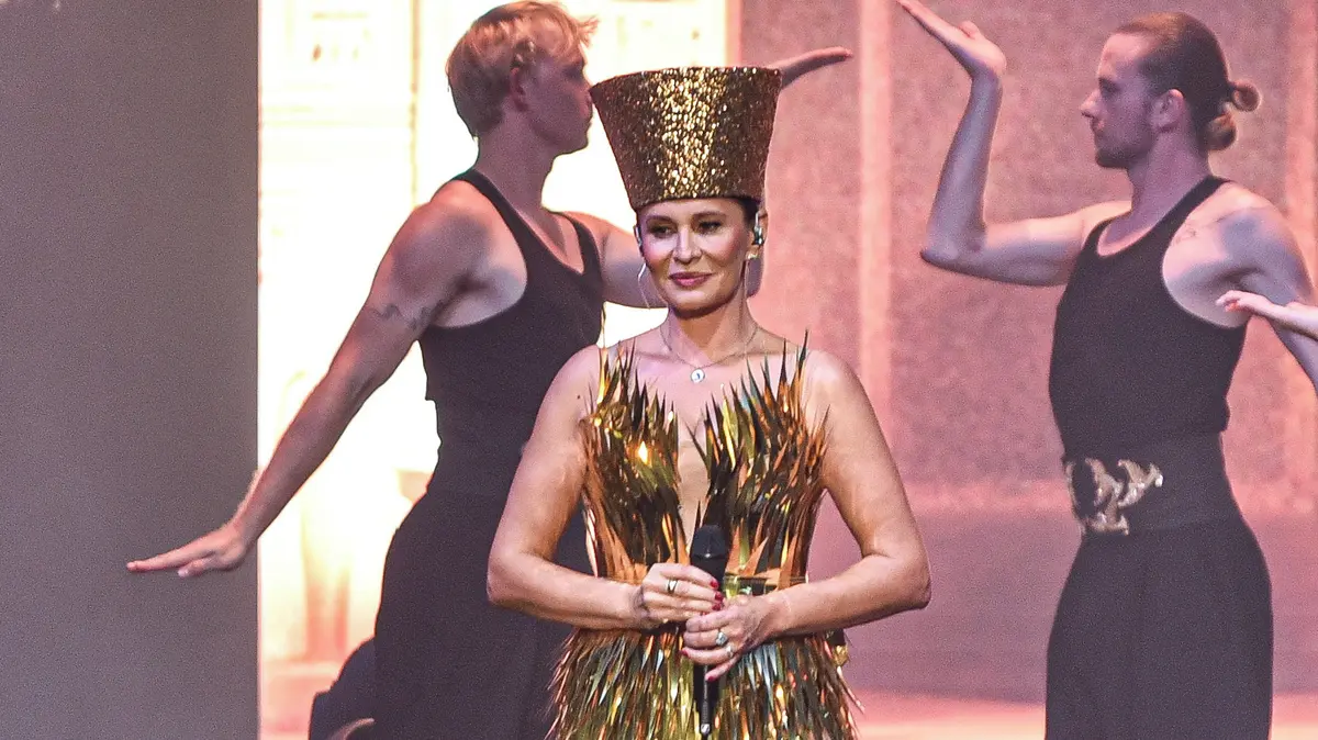 Monika Absolonová slavila 50: Coby Kleopatra se v sexy kostýmu dost odvázala, po koncertě to rozjela ještě víc