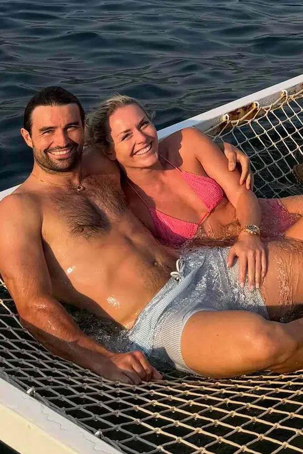 Unavená, ale šťastná: Lindsey Vonn zářila na dalších sexy fotkách v plavkách. Nechyběl ani její fešný Francouz - fotka 1/1