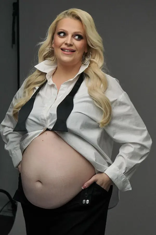 Charlotte Štiková těsně před porodem nafotila těhotenské snímky! Odhalila obří bříško před objektivem fotografa - fotka 1/1