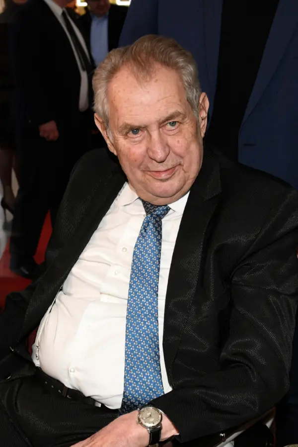 Klausovi spadla obálka, Zeman žertoval o skleróze. K volbám vyrazili s manželkami a nešetřili rýpanci - fotka 1/1