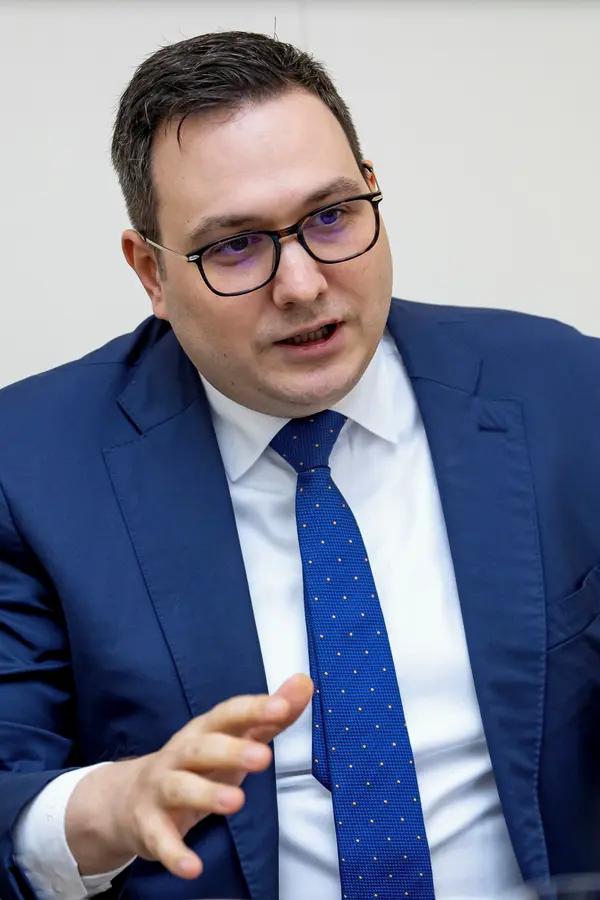 Exministr Lipavský pózoval před Bílým domem: Ňufíček, vzkázali mu. Mohla za to věc, kterou držel v ruce? - fotka 1/1