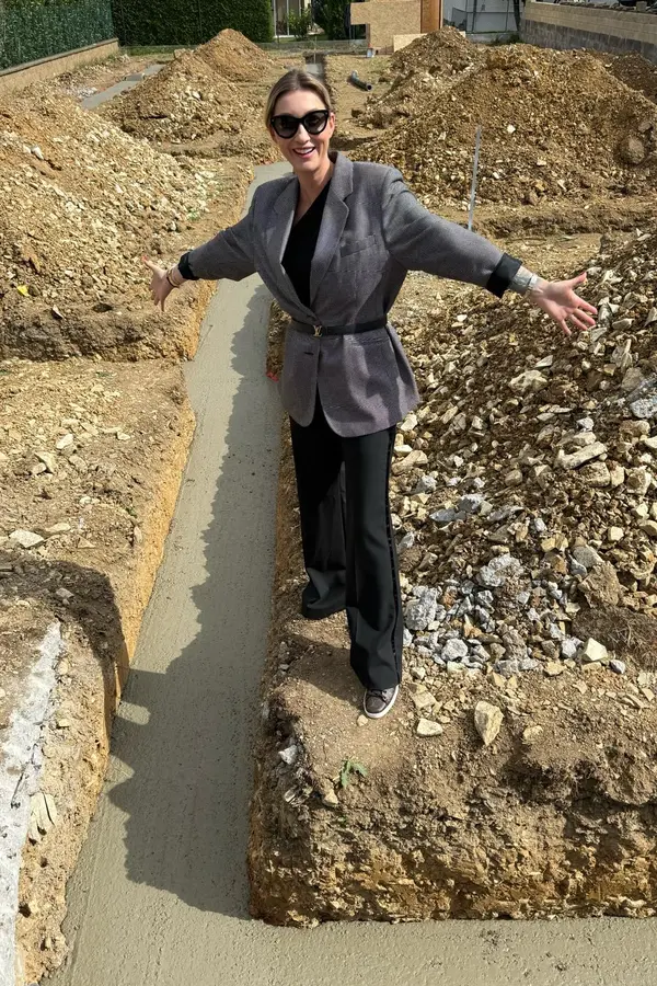 Nedávno se zasnoubila, teď Dominika Mesarošová staví luxusní vilu: 3 koupelny, luxusní šatna a obří bazén - fotka 1/1