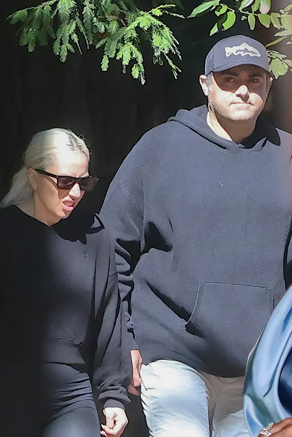 Tyhle fotky si asi do rámečku nedá. Paparazzi přistihli Lady Gaga bez make-upu venku s partnerem. Dočkala se i výsměchu - fotka 1/1