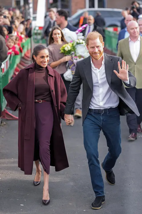 Meghan a Harry poprvé od návratu z USA mezi lidmi: Čekalo je překvapivé přivítání. Vévodkyně se „ohákla“ za sto tisíc! 