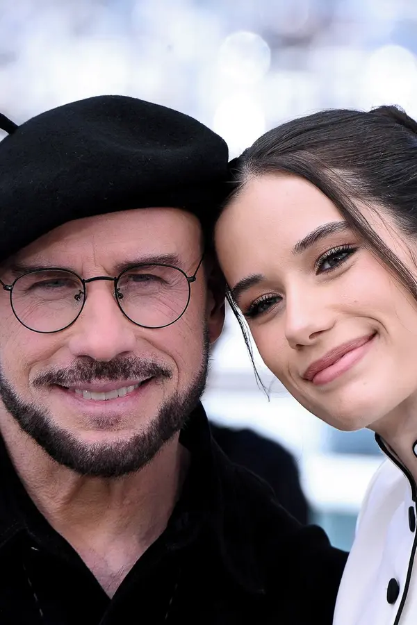 Tátovo příjmení, mámin půvab a žabky na nohou: Krásná dcera Johna Travolty vyrazila na pařížské molo - fotka 1/1