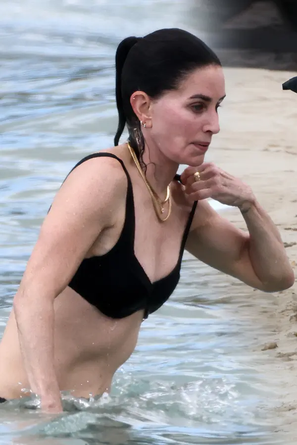 Courteney Cox v bikinách na Havaji: Neuvěřitelně štíhlá figura i po šedesátce - fotka 1/1