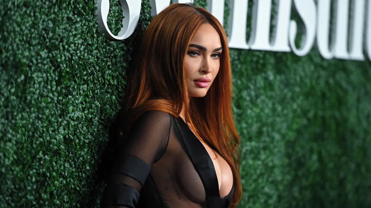 Slzy si utírá bankovkami: Megan Fox si v prádélku ustlala na stodolarovkách. Zlé pohledy prý proměňuje v hojnost