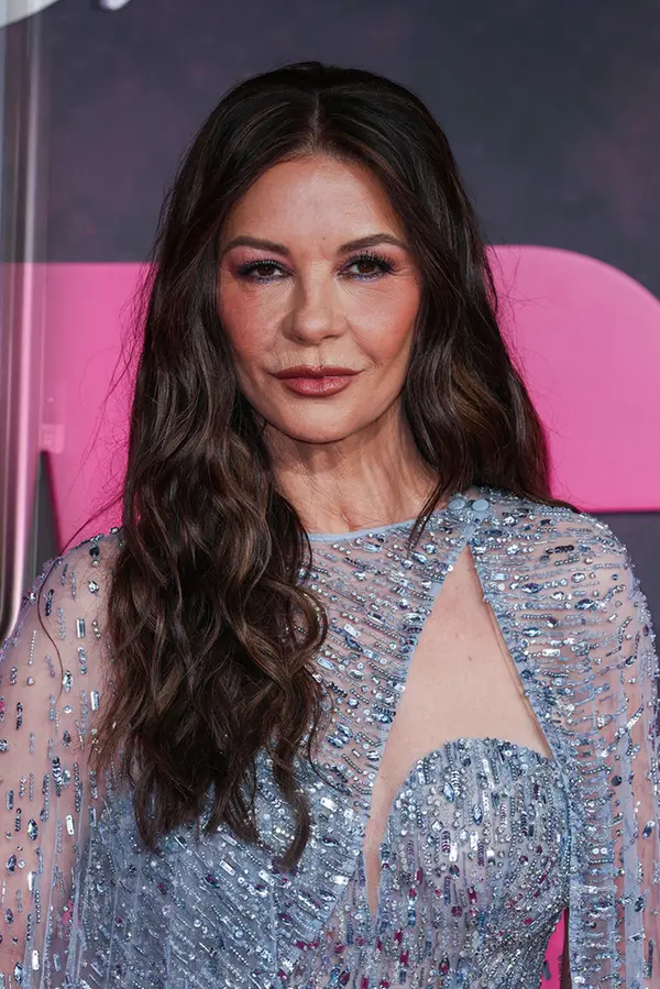 Proměna Catherine Zety-Jones! Po vlně kritiky za ‚zpackaný‘ obličej se dočkala velké chvály - fotka 1/1