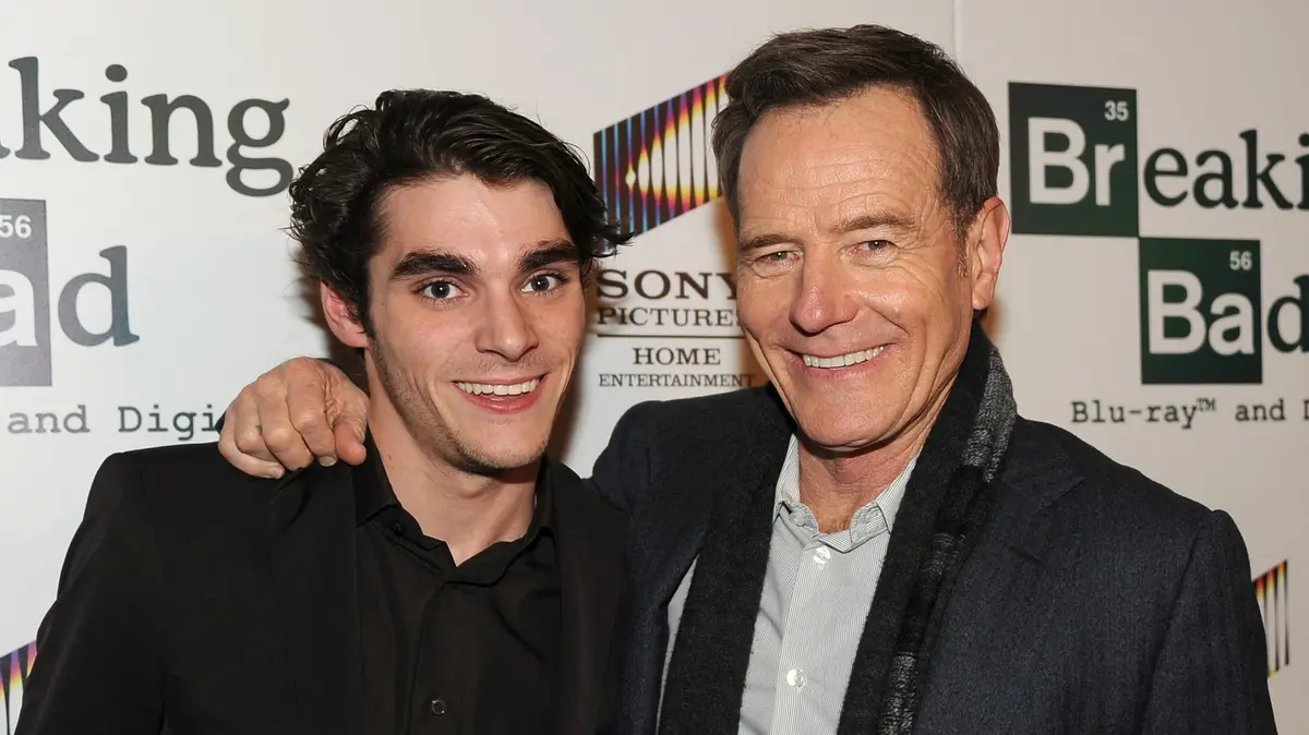 Můj syn ze seriálu Perníkový táta zemřel. Proč? Bryan Cranston pláče kvůli herci RJ Mittemu (†34), který si vzal život
