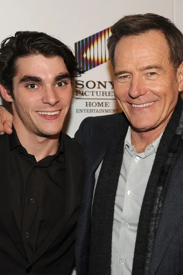 Můj syn ze seriálu Perníkový táta zemřel. Proč? Bryan Cranston pláče kvůli herci RJ Mittemu (†34), který si vzal život - fotka 1/1