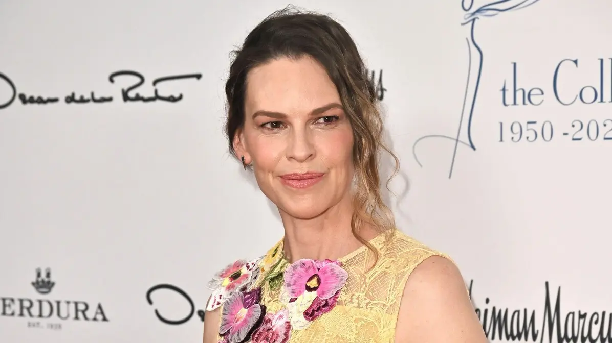 Jak se opovažujete? Jste na to příliš stará, řekli jí. Hilary Swank (52) reaguje na hejty kvůli pozdnímu těhotenství