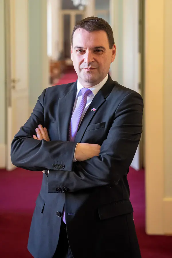 Poté, co ho ČT naštvala, se jí Petr Macinka pomstil po svém. Berete si lidi z ministerstva jako rukojmí, zepsuli ho - fotka 1/1