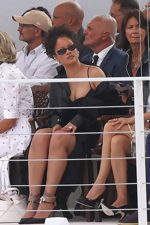 Nemá nos už moc nahoru? Rihanna na sebe nechala pěkně dlouho čekat. Na odpálkování hejtra jí pak stačilo jediné slovo - fotka 1/1