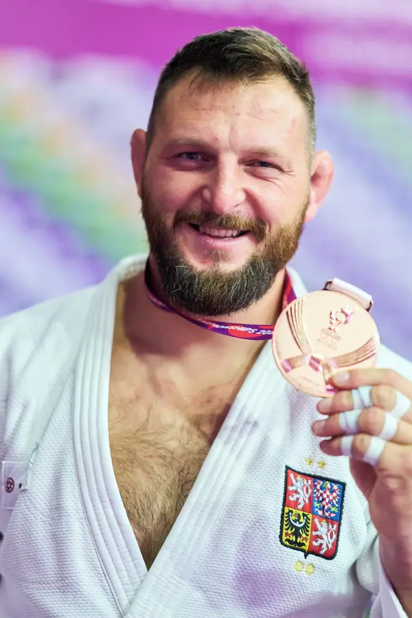 Bronzový judista Krpálek má doma opravdovou kočku: Sexy manželka Eva pózovala v odvážných bikinách! - fotka 1/1