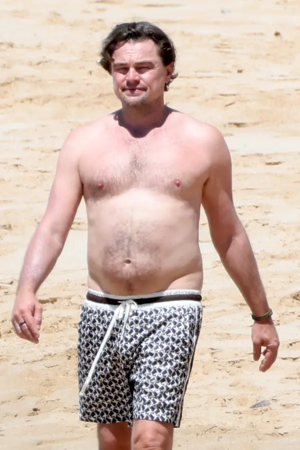 Bez roušky a s pořádně odhaleným bříškem. Leo DiCaprio si užíval pláž na Havaji. Křivky předvedla i jeho modelka  - fotka 1/1