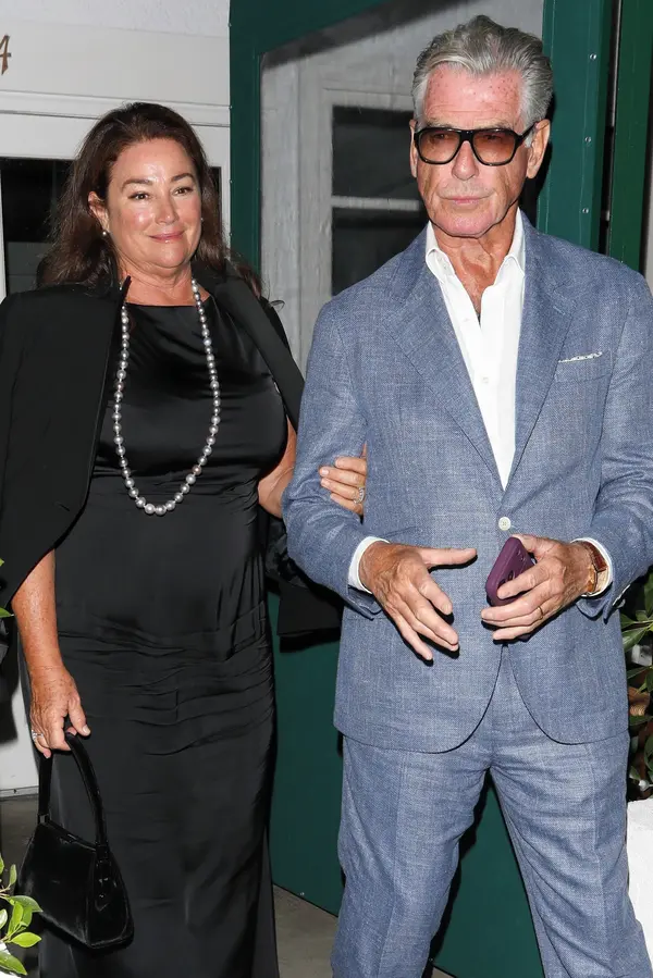 Žena Pierce Brosnana viditelně zeštíhlela: Dokazuje to i volba šatů, která bývá k postavě neúprosná! - fotka 1/1