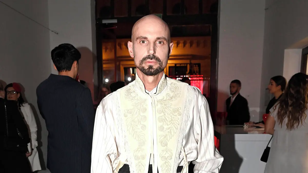 Košile, vesta, kalhoty a boty za 240 tisíc! Filip Vaněk zaplatil horentní částku za outfit, který může obléct jen jednou