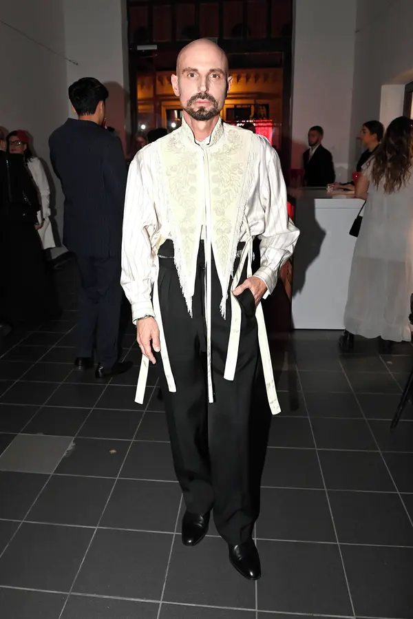 Košile, vesta, kalhoty a boty za 240 tisíc! Filip Vaněk zaplatil horentní částku za outfit, který může obléct jen jednou - fotka 1/1