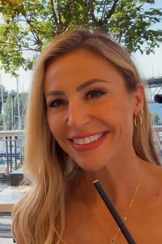 Má o 20 let mladšího milence, ale její věk byste neuhodli. „V posteli mi nestačí,“ směje se. Jejich plány vás překvapí - fotka 1/1