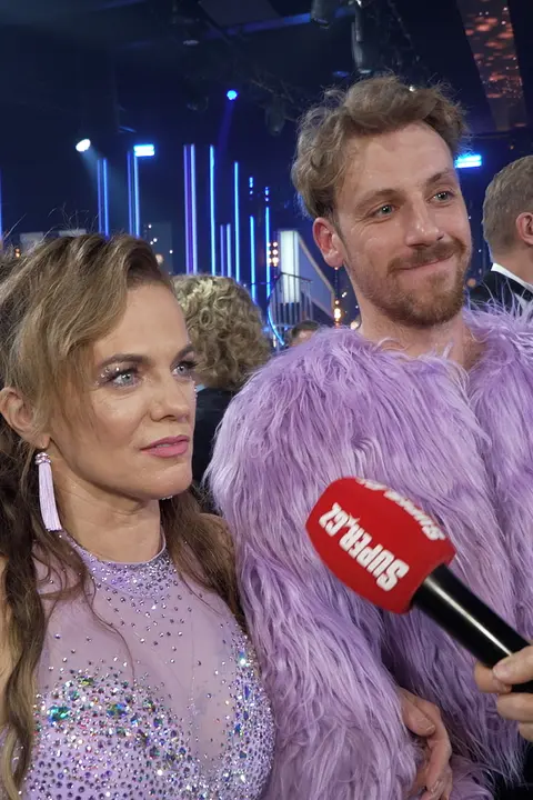 Jandová laškuje se svým tanečníkem: Sdílíme toho víc, než je normální, přiznala. Její stehna a dekolt nešlo přehlédnout