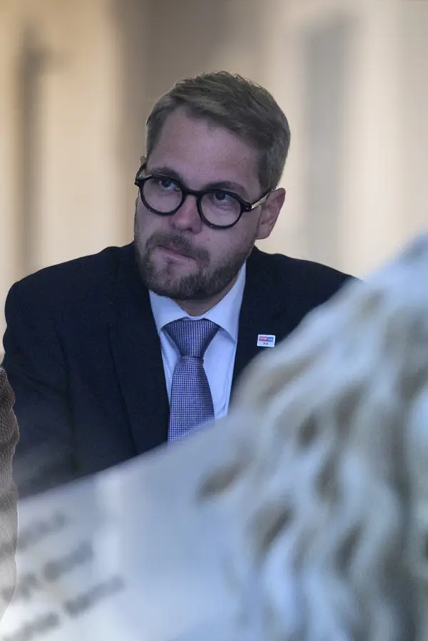 Glosa: Ach, ty dějiny! Sladká lidovecká „msta“ po 17 letech a dvojník Petra Fialy je z toho trochu paf - fotka 1/1
