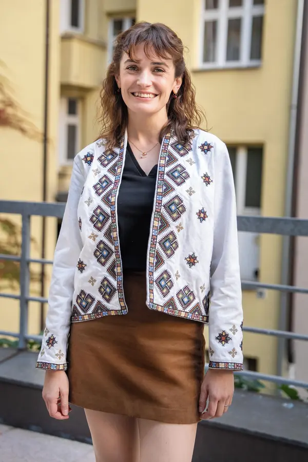 My nejsme sekta, láká Sarah Prachařová. Kvůli horké novince se proměnila v modelku, fanoušci jsou nadšení - fotka 1/1