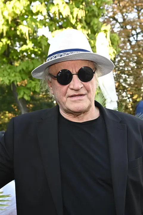 V kondici ho udržuje muzika a patnáctiletý syn: Michael Kocáb (72) se o něj bojí a vozí ho i do školy a ze školy