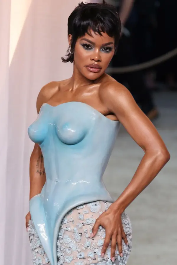 Nahoře robot, dole květinářství: Teyana Taylor vynesla na gala povědomý model. Sluší jí víc než Zendaye? - fotka 1/1