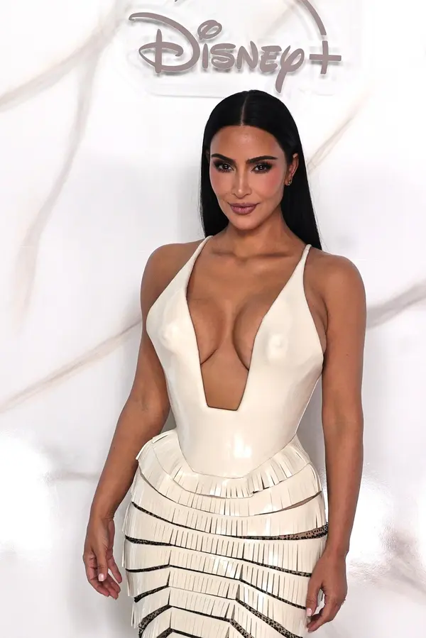 Kim Kardashian v latexu: Trčící bradavky měly být třešinkou na dortu, ale všechno pokazily - fotka 1/1