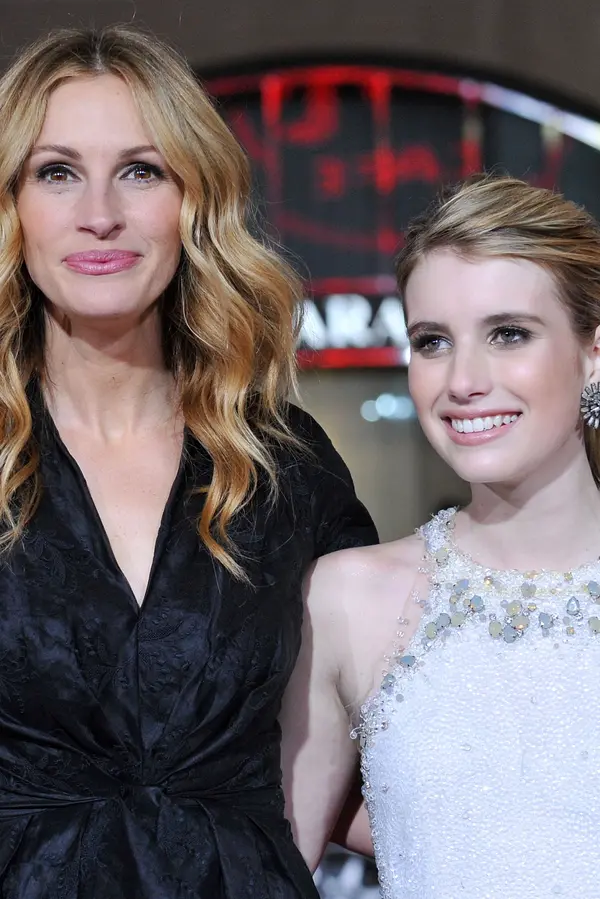 Jako dvojčata. A ten úsměv! Emma Roberts popřála své tetě Julii rozkošnou fotkou. Fanoušci jsou okouzleni  - fotka 1/1